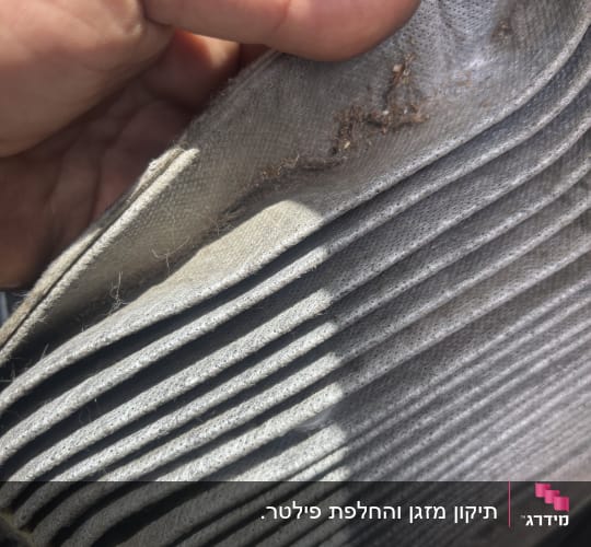 פילטר אוויר מלוכלך עם לכלוך ואבק